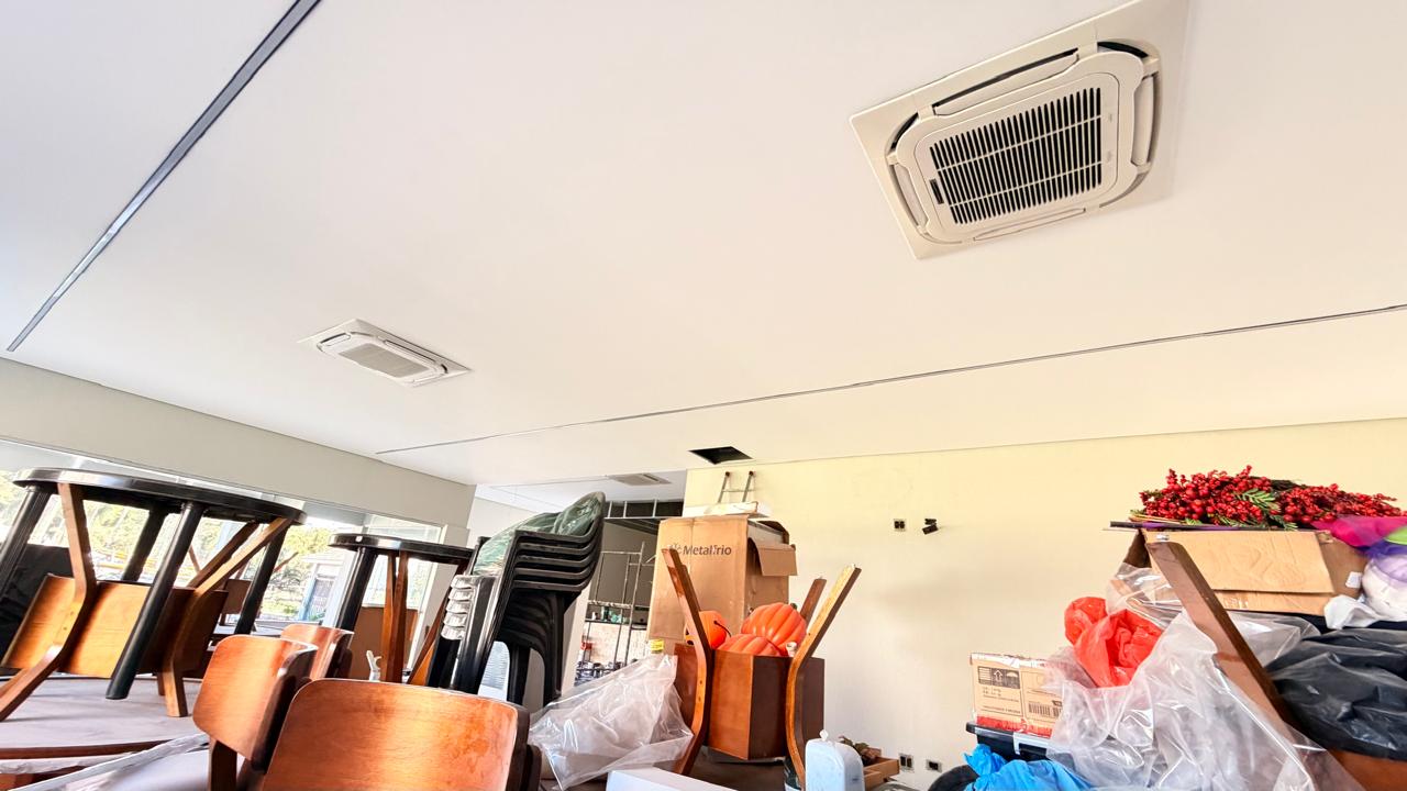 Cassete instalado durante reforma de comércio