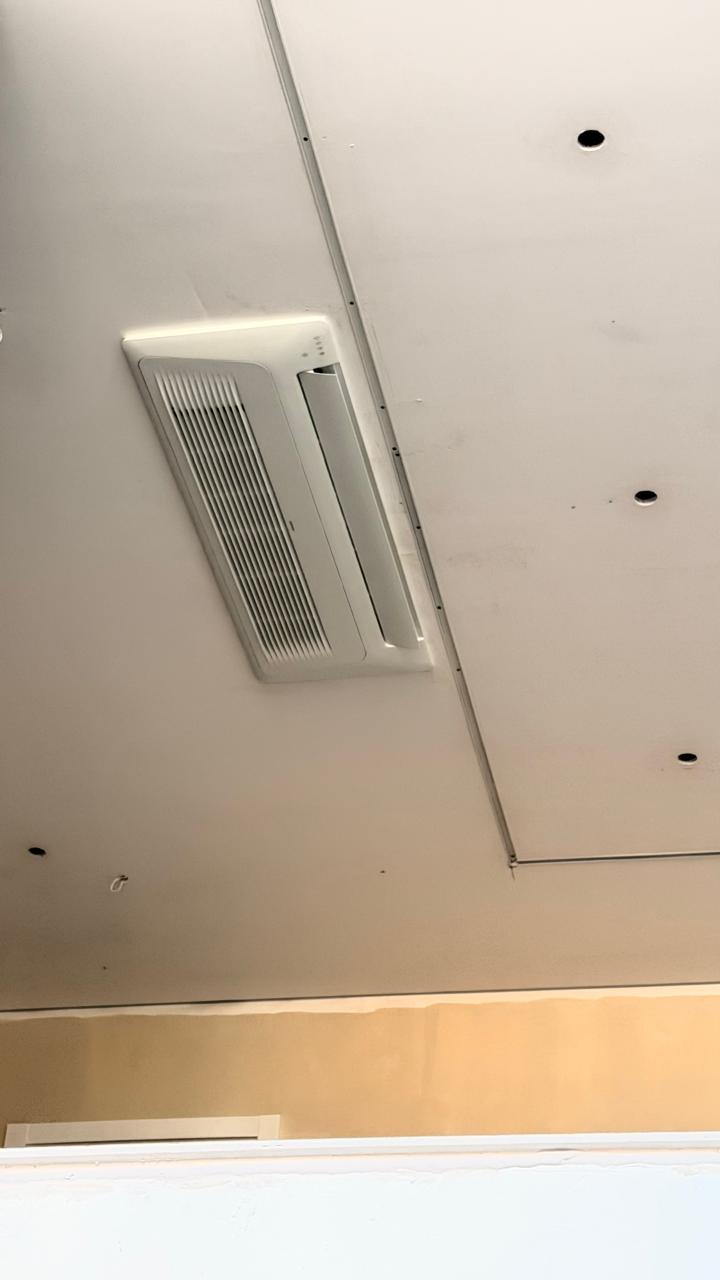 Cassete de embutir em fase final de acabamento
