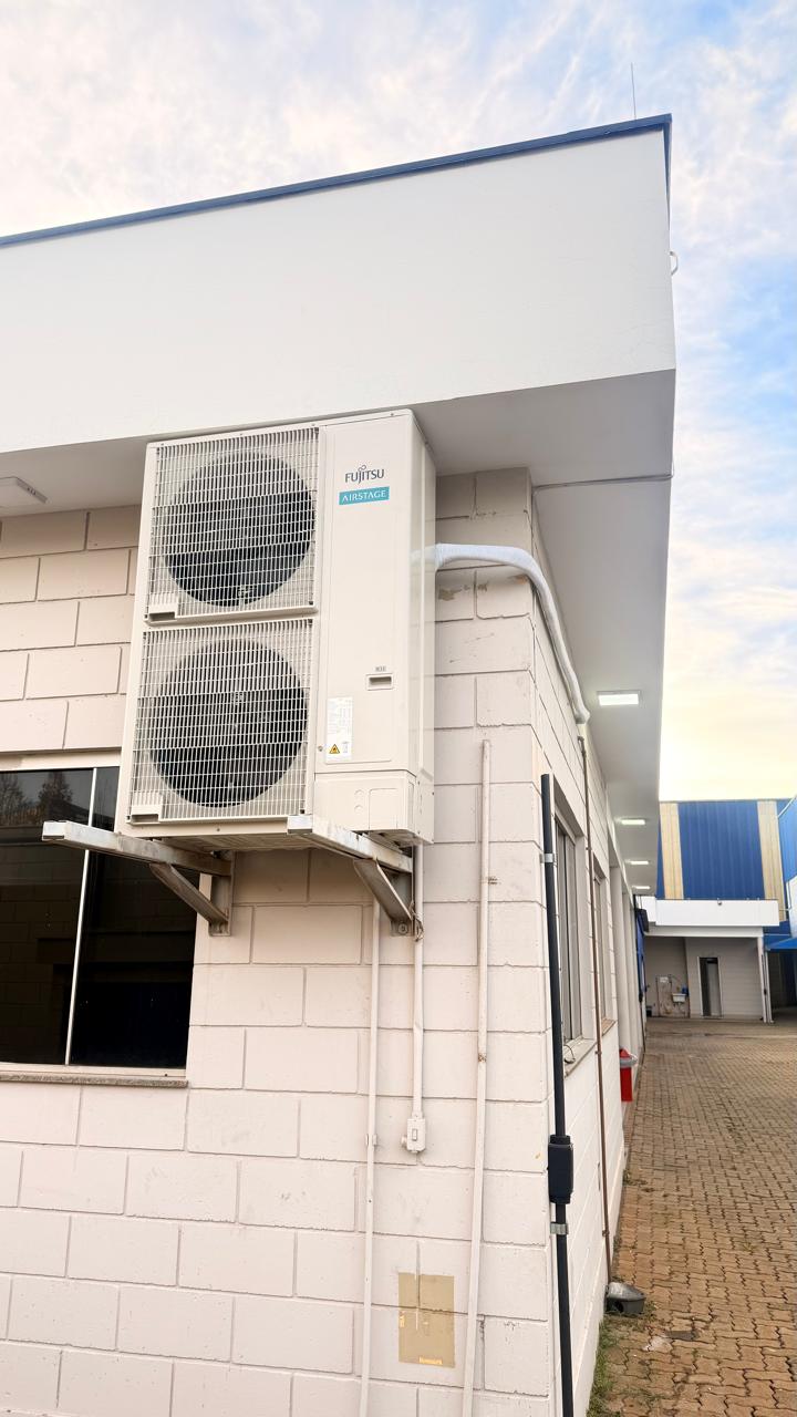 Condensadoras Fujitsu Airstage instaladas em galpão