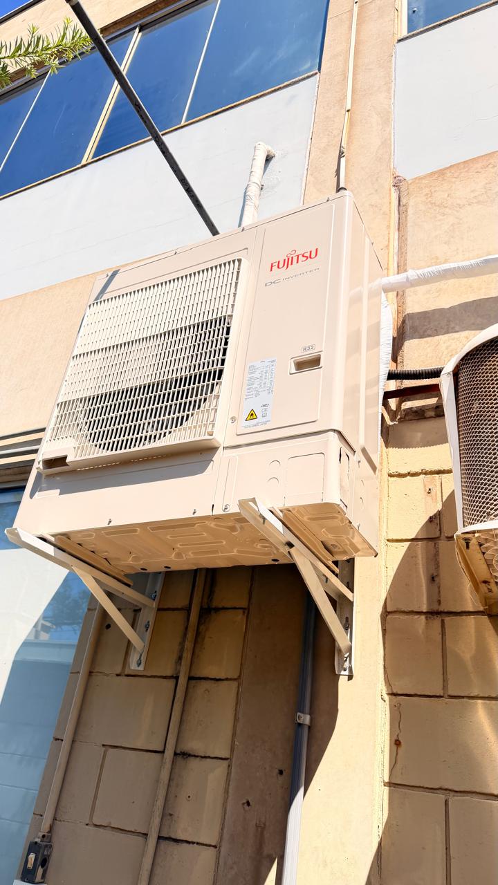Unidade externa Fujitsu instalada em fachada comercial