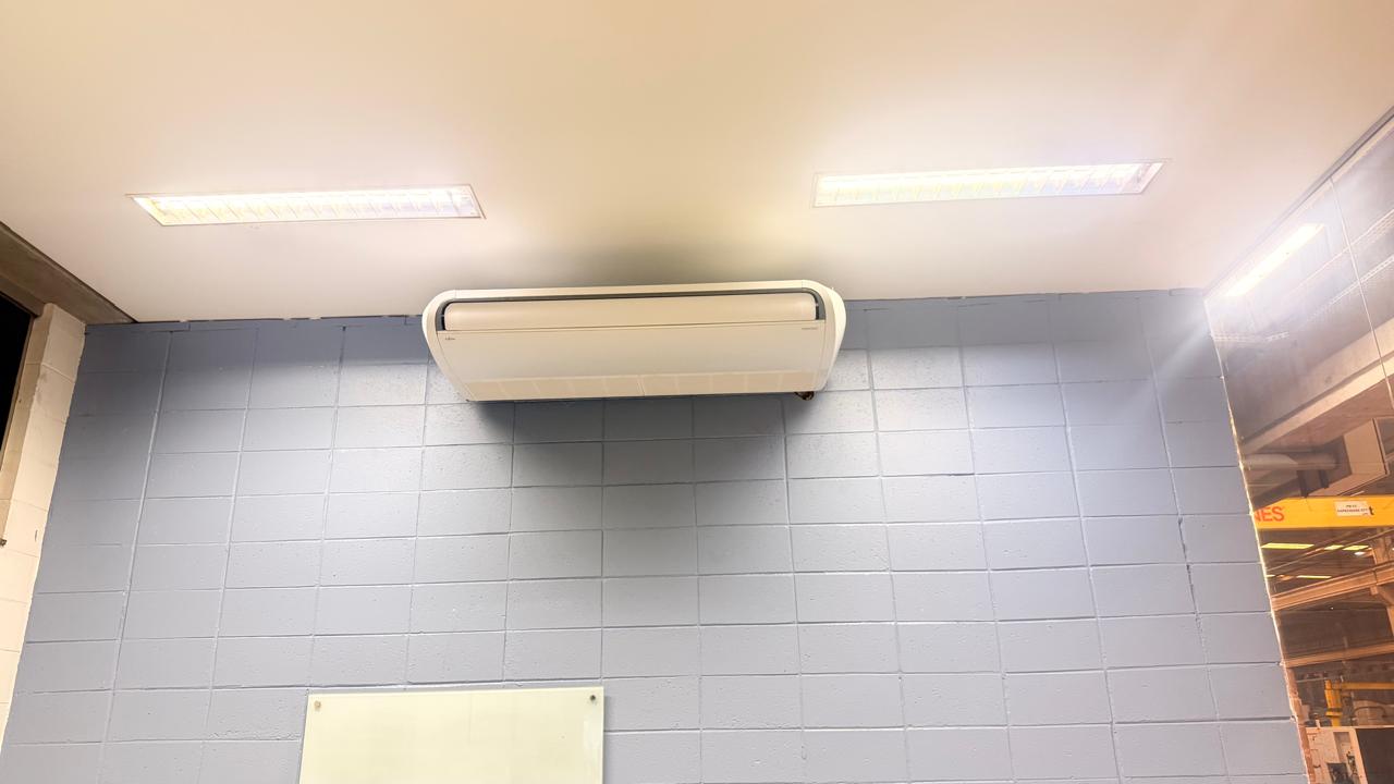 Piso-teto Fujitsu em ambiente comercial