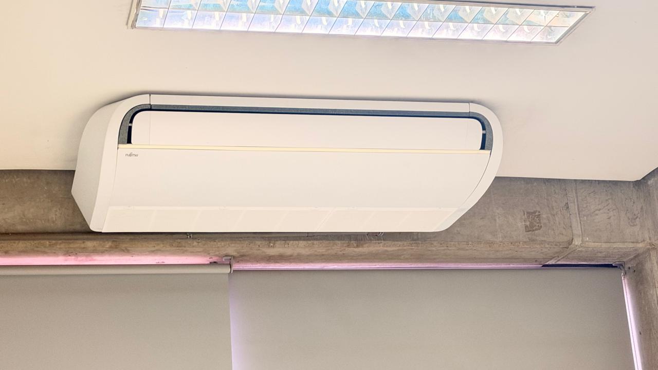Piso-teto Fujitsu — unidade interna instalada