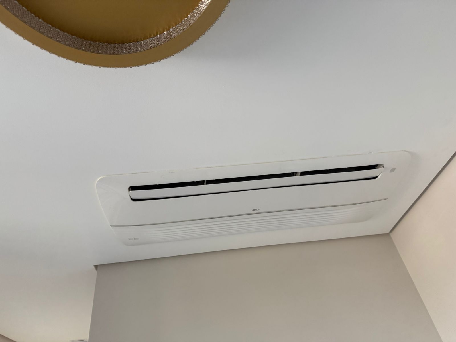 Piso-teto LG instalado em quarto residencial