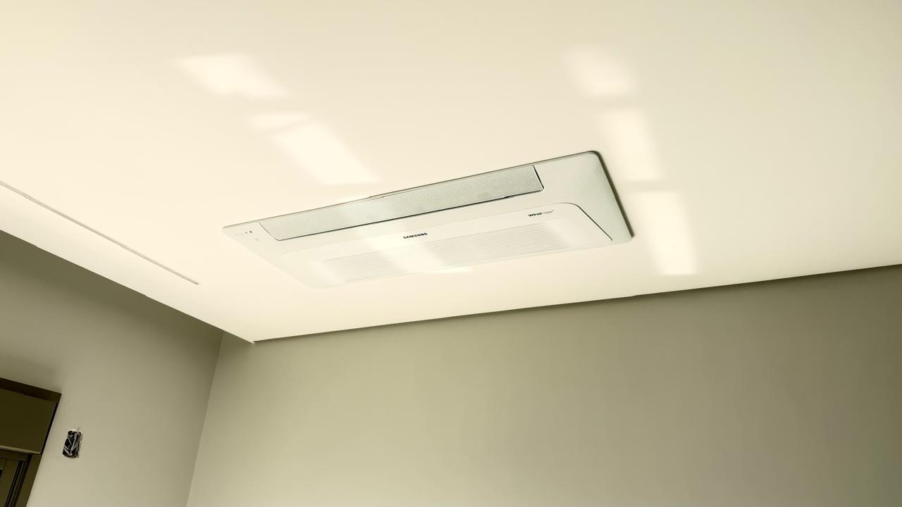 Cassete Samsung recém-instalado no teto